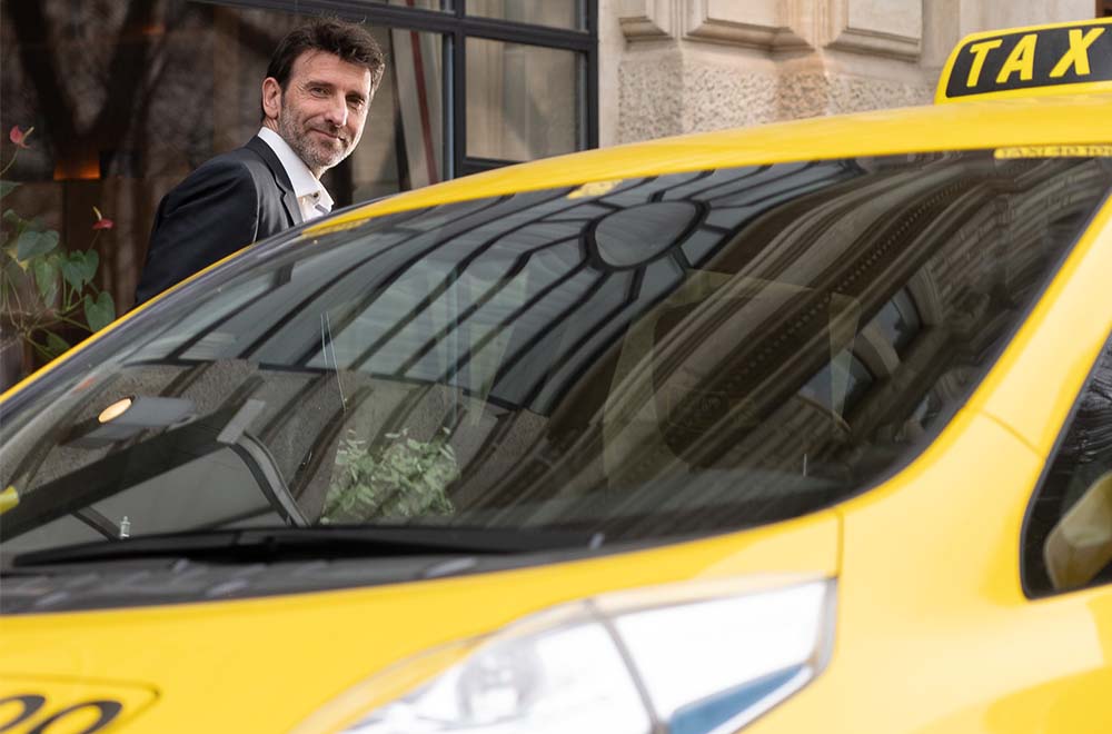 Hotelgast steigt in ein Taxi